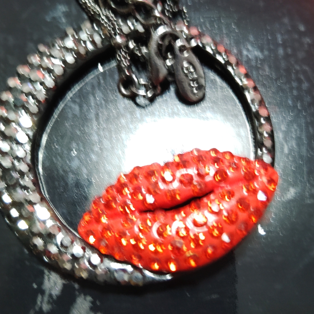 Glamorous Red and Silver Lip Pendant Necklace